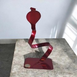 sculpture serpent naja stylisé rouge