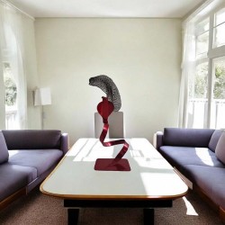 sculpture serpent naja stylisé rouge