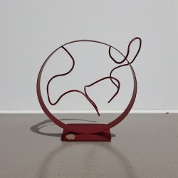 sculpture abstraite métal rouge