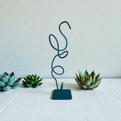 Création et fabrication artisanale en France. Sculpture abstraite en métal NaguraDesign, couleur bleu turquoise. 48X15X15 cm.