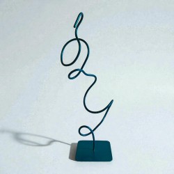 Création et fabrication artisanale en France. Sculpture abstraite en métal NaguraDesign, couleur bleu turquoise. 48X15X15 cm.