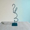 Création et fabrication artisanale en France. Sculpture abstraite en métal NaguraDesign, couleur bleu turquoise. 48X15X15 cm.