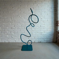 Création et fabrication artisanale en France. Sculpture abstraite en métal NaguraDesign, couleur bleu turquoise. 48X15X15 cm.