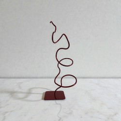 sculpture abstraite métal rouge