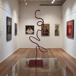 sculpture abstraite métal rouge