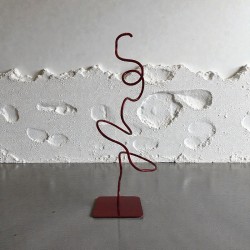 sculpture abstraite métal rouge