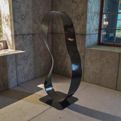 sculpture ruban de Mobius noire