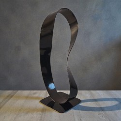 Création sculpture abstraite lame de métal torsadée, ruban de Möbius moyen modèle 25.5X12X10 cm, couleur noire.