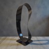 Création sculpture abstraite lame de métal torsadée, ruban de Möbius moyen modèle 25.5X12X10 cm, couleur noire.