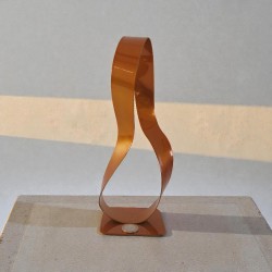 sculpture ruban de Mobius orange