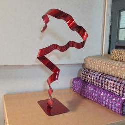 sculpture abstraite métal rouge