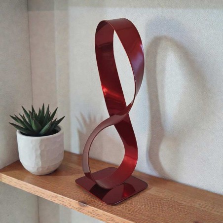 sculpture ruban de Mobius rouge