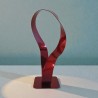 sculpture ruban de Mobius rouge
