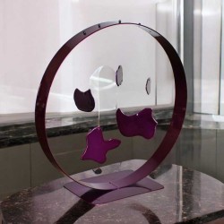 Sculpture artisanale en métal avec 5 formes suspendues, modèle HelsinkiB violet.