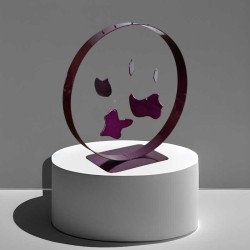 Sculpture artisanale en métal avec 5 formes suspendues, modèle HelsinkiB violet.
