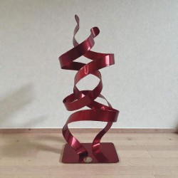 sculpture abstraite métal rouge