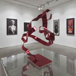 sculpture abstraite métal rouge