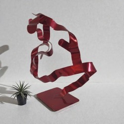 sculpture abstraite métal rouge