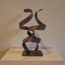 sculpture abstraite couleur rouille