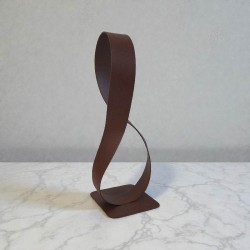 sculpture ruban de Mobius rouille