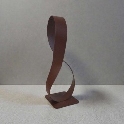 sculpture ruban de Mobius rouille