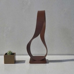 sculpture ruban de Mobius rouille