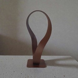 sculpture ruban de Mobius rouille