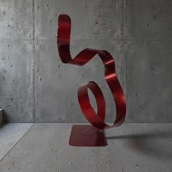 sculpture abstraite métal rouge