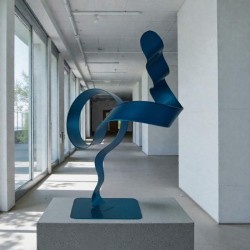 sculpture abstraite métal bleu turquoise
