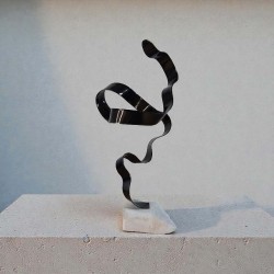 sculpture métal noir et pierre