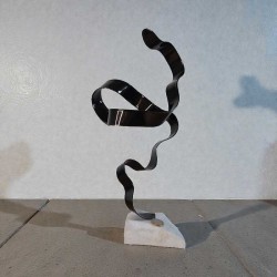 sculpture métal noir et pierre