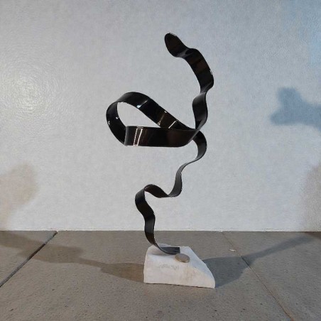 sculpture métal noir et pierre