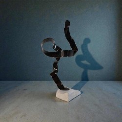 sculpture métal noir et pierre