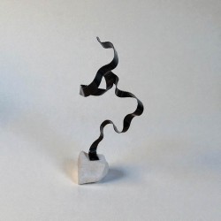 sculpture métal noir et pierre