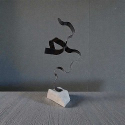 sculpture métal noir et pierre