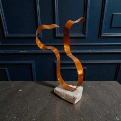 sculpture orange metal  et pierre