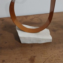 sculpture orange metal  et pierre