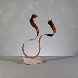 sculpture orange metal  et pierre