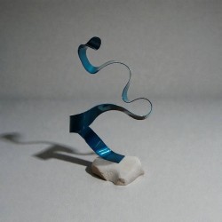 sculpture abstraite turquoise métal et pierre