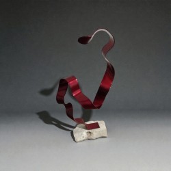 sculpture abstraite métal rouge socle en pierre