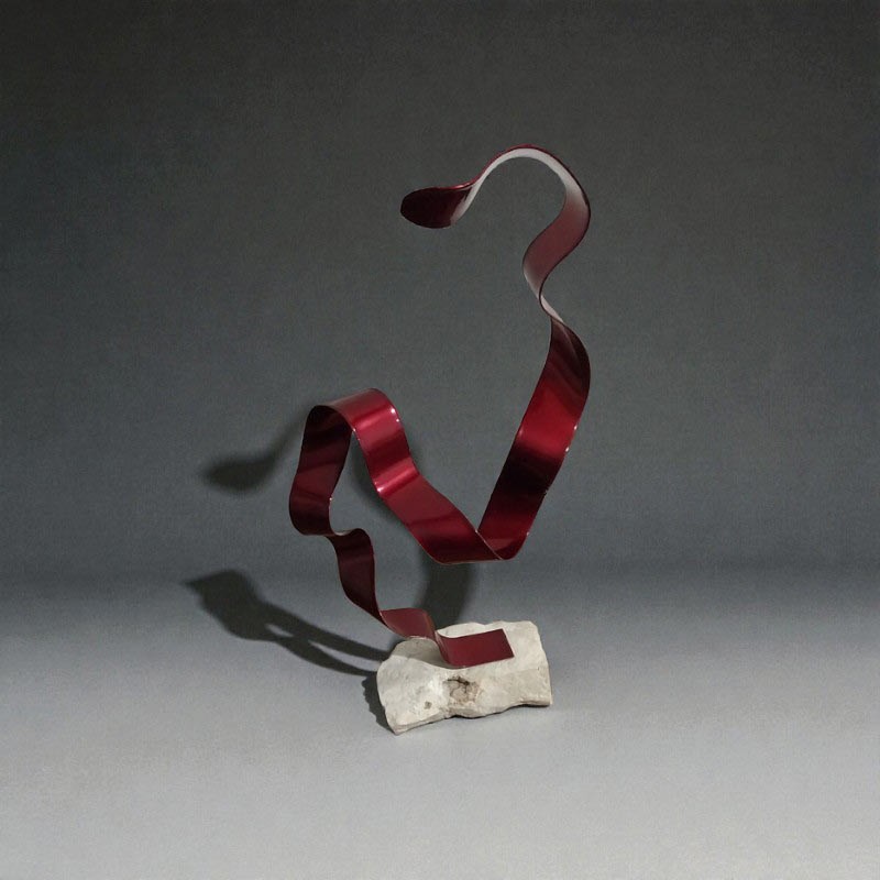 sculpture abstraite métal rouge socle en pierre