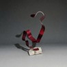sculpture abstraite métal rouge socle en pierre