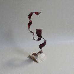 sculpture abstraite métal rouge socle en pierre
