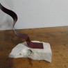 sculpture abstraite métal rouge socle en pierre