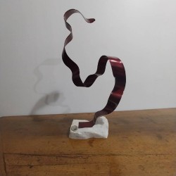 sculpture abstraite métal rouge socle en pierre