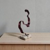 sculpture abstraite métal rouge socle en pierre