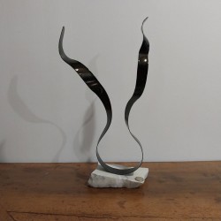 sculpture métal noir et pierre