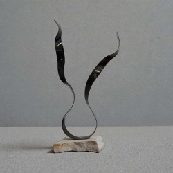 sculpture métal noir et pierre