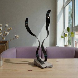 sculpture métal noir et pierre