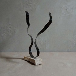 sculpture métal noir et pierre